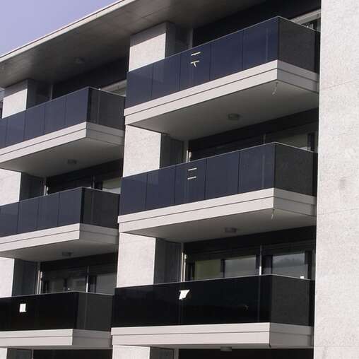 stoneface ventilated mit Naturstein Gneiss Cresciano geflammt und gebürstet