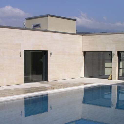 stoneface ventilated mit Naturstein Travertin offenporig gesägt