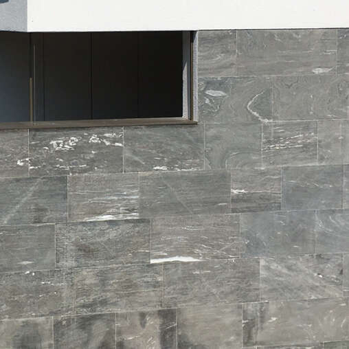 Sockelgeschoss Stoneface Naturstein Valser Quarz geschliffen